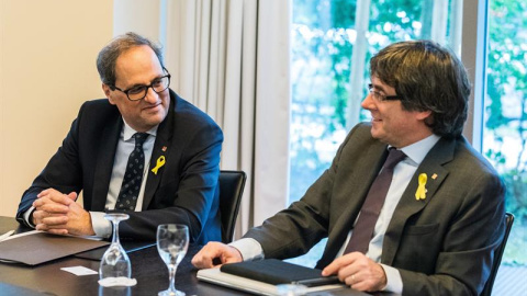 El presidente de la Generalitat, Quim Torra (izda), se reúne con su antecesor en el cargo, Carles Puigdemont, en un hotel de Berlín. /EFE