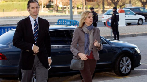 La infanta Cristina y su marido, Iñaki Urdangarin, entran en la Escuela Balear de la Administración Pública, donde se celebra el juicio por el caso Nóos. EFE/Cati Cladera