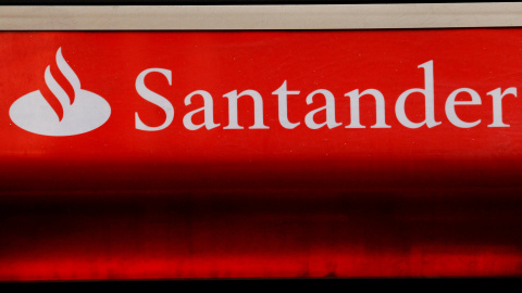 El logo del Banco Santander en unas de sus sucursales en Londres. REUTERS/Luke MacGregor