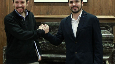 Alberto Garzón, líder de Izquierda Unida, y Pablo Iglesias, secretario general de Podemos. EUROPA PRESS.