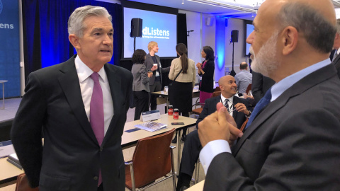 El presidente de la Reserva Federal (Fed), Jerome Powell, conversa con Ben Bernanke, uno de sus predecesores en el banco central estadounidense, antes de participar en una conferencia en Chicago. REUTERS/Ann Saphir