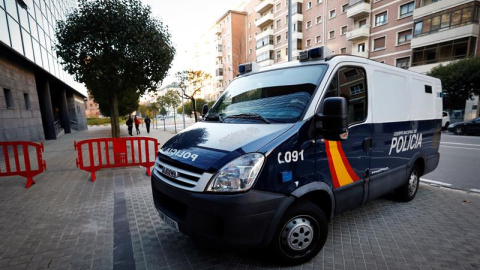 Llegada al Palacio de Justicia de Navarra del furgón de la Policía donde se encuentran los cinco sevillanos, acusados de violar a una joven de 18 años en los sanfermines del 2016 | EFE/ Villar López