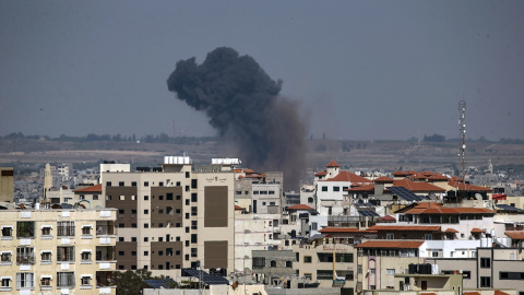 Una nube de humo se eleva sobre los edificios tras un ataque de Israel en Gaza, a 10 de mayo de 2023.