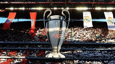 Aficionados del Real Madrid y del Atlético en las gradas del estadio Da Luz de Lisboa en la final de 2014.