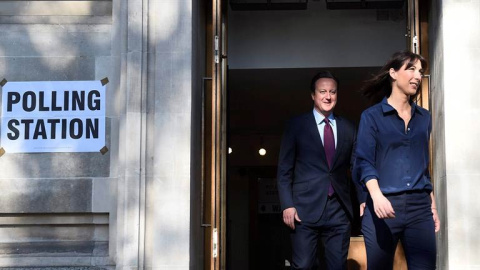 El primer ministro británico, David Cameron, y su esposa Samantha salen del colegio electoral tras votar en los comicios regionales y locales en Londres. / FACUNDO ARRIZABALAGA (EFE)