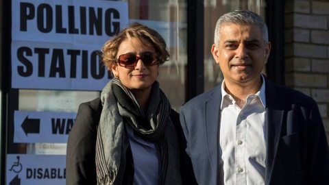 El candidato a la alcaldía de Londres del partido Laborista Sadiq Khan posa junto a su esposa, Saadiya Khan. / HANNAJ MCKAY (EFE)