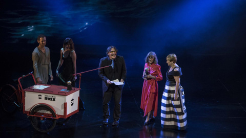 06/06/2022-El actor Sergio Peris-Mencheta y Cristina Rota reciben el premio Max al mejor espectáculo de teatro por "Una noche sin luna", durante la gala de los XXV Premios Max de las Artes Escénicas, este lunes en el Teatre Principal de Maó