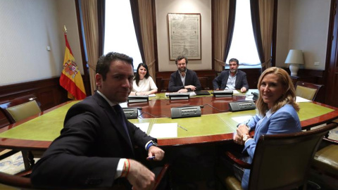 El secretario general del PP, Teodoro García Egea, y la presidenta del PP de la Comunidad de Navarra, Ana Beltrán, participan en una reunión con miembros de la dirección de Vox, esta tarde en el Congreso de los Diputados. EFE/Kiko Huesca