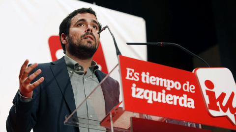 El candidato de IU a la Presidencia del Gobierno, Alberto Garzón, durante su intervención en un mitin en el Centro Integrado de Pumarín (Gijón). EFE/Alberto Morante