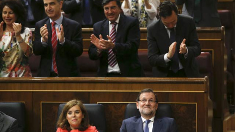 Rajoy y la vicepresidenta tras la intervención del primero en el Congreso. / ANDREA COMAS (Reuters)