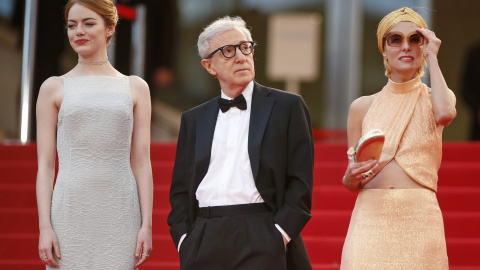 Woody Allen entre las actrices Emma Stone y Parker Posey, posando en la alfonbra roja antes de la proyección en Cannes de su nueva película 'Irrational Man'. REUTERS/Benoit Tessier