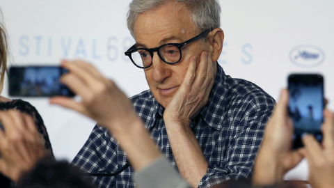 Los periodistas toman fotos con sus cámaras y sus móvles durante la rueda de prensa del director estadounidense Woody Allen en Cannes para presentar su nueva película 'Irrational Man'. REUTERS/Regis Duvignau