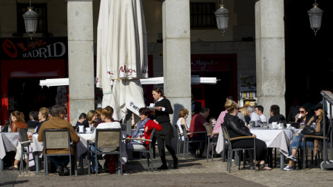 Una camarera atiende una terraza de un bar de la Plaza Mayor de Madrid. REUTERS