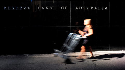 Un repartidor pasa por delante del edificio del Banco de la Reserva de Australia. REUTERS/Jason Reed