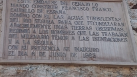 Placa conmemorativa de la inauguración del pantano del Cenajo (Moratalla, Murcia) en 1963.