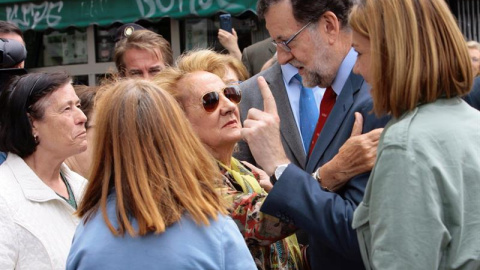 El presidente del Gobierno en funciones, Mariano Rajoy y la secretaria general del PP, María Dolores de Cospedal, saludan durante su visita de hoy a Guadalajara. EFE/Pepe Zamora