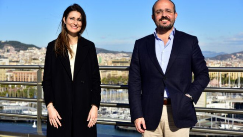 La número dos del PP para las catalanas, Lorena Roldán, y el candidato a la Generalitat del PP, Alejandro Fernández.