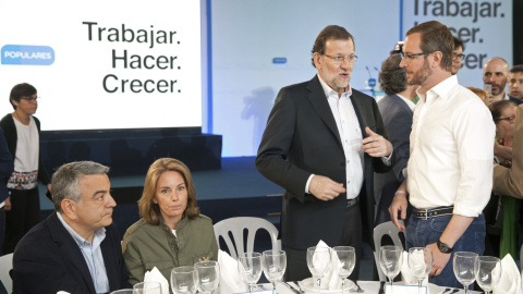 El presidente del Gobierno, Mariano Rajoy, conversa con el alcalde de Vitoria y candidato a la reelección, Javier Martoto, junto al diputado general de Álava y candidato a la reelección, Javier de Andrés, y la presidenta del PP del País Vas