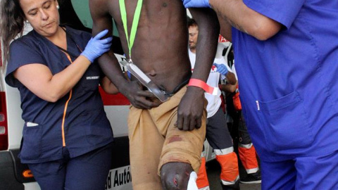 Uno de las 592 personas atendidas por Cruz Roja Ceuta tras el salto a la valla/EFE