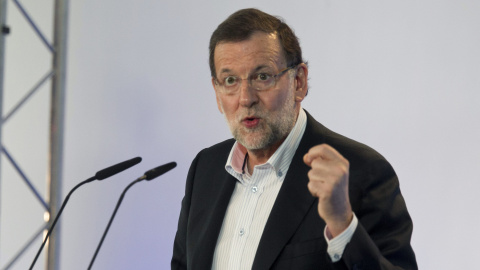 El presidente del Gobierno, Mariano Rajoy, durante su intervención en el almuerzo-mitin que el PP ha celebrado en Vitoria. EFE/David Aguilar