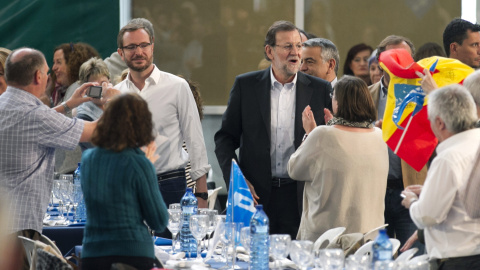 El presidente del Gobierno, Mariano Rajoy, a su llegada al almuerzo-mitin que el PP ha celebrado hoy en Vitoria. EFE/David Aguilar