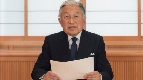 El emperador japonés Akihito durante su discurso en el que ha manifestado su deseo de abdicar por sus problemas de salud. REUTERS