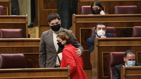 02/02/2021.- La diputada de ERC Montserrat Bassa y el portavoz parlamentario de ERC, Gabriel Rufián, durante una sesión plenaria en el Congreso de los Diputados.