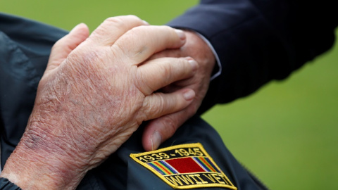 4/06/2019 -La mano de un soldado que estuvo en el Desembarco de Normandía durante un acto conmemorativo en Colleville-sur-Mer (Francia). / REUTERS - Christian Hartmann