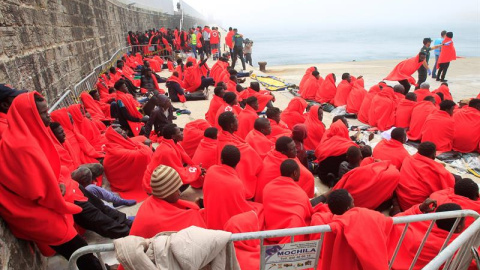 Llegada al puerto de Tarifa (Cádiz) las 307 personas que han sido rescatadas desde esta madrugada por Salvamento Marítimo cuando viajaban a bordo de 38 pateras en aguas del Estrecho de Gibraltar y tras recuperar los cadáveres de cuatro inmi