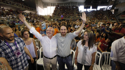 El líder de Podemos, Pablo Iglesias (c), saluda a su llegada al acto central de la campaña de su formación en Alicante, donde apoya al candidato a la Presidencia de la Comunidad Valenciana, Antonio Montiel. EFE/Manuel Lorenzo