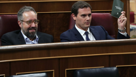 El líder de Ciudadanos, Albert Rivera, muestra un ejemplar de la Costitución, junto al diputado Juan Carlos Girauta, durante del debate del cupo vasco en el pleno del Congreso de los Diputados.EFE/Zipi