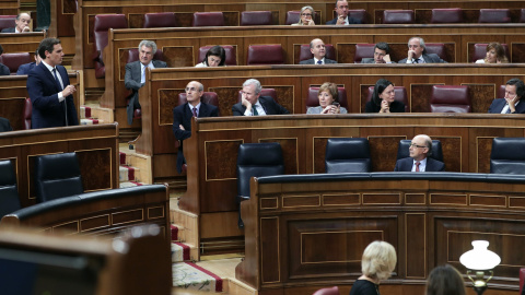 El líder de Ciudadanos, Albert Rivera, interpela al ministro de Hacienda Cristóbal Montoro, durantedel debate del cupo vasco en el pleno del Congreso de los Diputados.EFE/Zipi