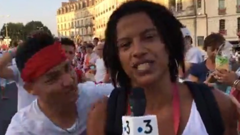 Imagen del momento en el que un hombre intenta basar a una periodista en Bayona, Francia.