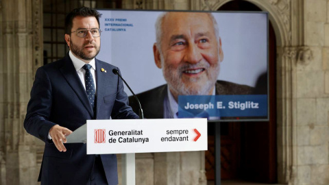 El president de la Generalitat, Pere Aragonès, anunciant el Premi Internacional Catalunya a l'economista Joseph Stiglitz