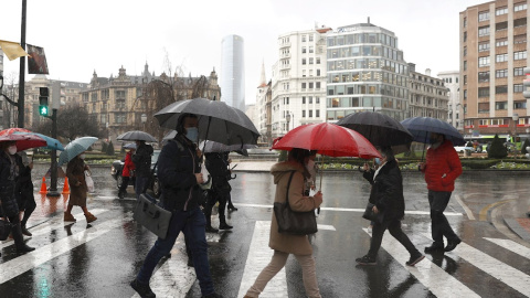 Ciudadanos cruzan un paso de peatones este viernes en Bilbao.