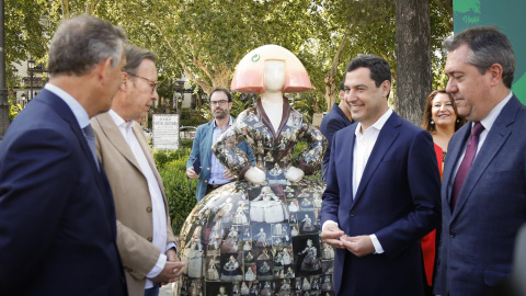 El presidente Juanma Moreno, tras visitar hoy la exposición Ecomeninas Andalucía Gallery, en Sevilla.