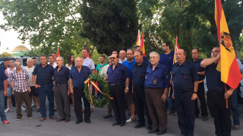 Ciudadanos conmemoran el aniversario del golpe de Estado del 18 de julio junto a la Cruz de los Caídos del cementerio de Nuestra Señora de Araceli, en Lucena. Fuerza Nueva/Archivo