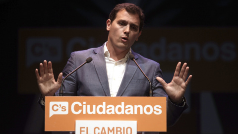 El presidente de Ciudadanos, Albert Rivera, durante su intervención en el acto central de campaña celebrado en el Teatro Compac de Madrid. EFE/Víctor Lerena