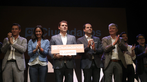 El presidente de Ciudadanos, Albert Rivera, junto a los candidatos madrileños a la Comunidad, Ignacio Aguado, y al Ayuntamiento, Begoña Villacís (2i), durante el acto central de campaña celebrado en el Teatro Compac de Madrid. EFE/Víctor Le