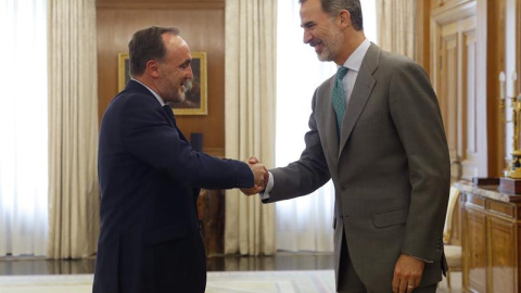 El rey Felipe VI saluda al presidente de Unión del Pueblo Navarro (UPN), José Javier Esparza Abaurrea, esta mañana en el Palacio de la Zarzuela, durante la ronda de consultas con los dirigentes de los partidos políticos con representación p