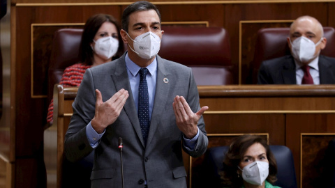 03/02/2021.- El presidente del Gobierno, Pedro Sánchez (i), interviene en la sesión de control al Gobierno, este miércoles en el Congreso de los Diputados. La primera sesión de control al Gobierno en el Congreso desde el mes de diciembre es