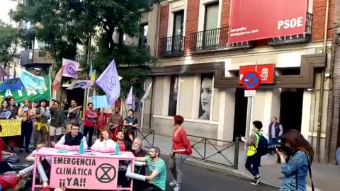 Medio centenar de personas cortan Ferraz y exigen "emergencia climÃ¡tica"