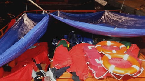 Varias personas rescatadas por Salvamento Marítimo pasan la noche en suelo de la cubierta de un barco, en el puerto de Algeciras, ente la falta de espacio en tierra para desembarcarlos.- FOTO CEDIDA POR  CGT