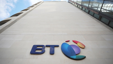 El logo de la operadora de telecomunicaciones británica BT en su sede en Londres. REUTERS/Hannah McKay