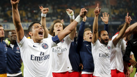 Los jugadores del Paris St Germain celebran en el cesped su triunfo en la liga francesa, tras su último partido de la temporada contra el Montpellier. REUTERS/Jean-Paul Pelissier