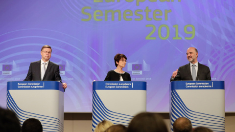 El comisario europeo de Asuntos Económicos, Pierre Moscovici (d); la comisaria europea de Empleo, Marianne Thyssen (c), y el vicepresidente de la Comisión para el Euro, Valdis Dombrovskis (i), ofrecen una rueda de prensa conjunta tras la de