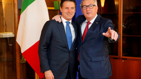 El primero ministro italiano, Giuseppe Conte, con el presidente de la Comisión Europea, Jean-Claude Juncker, en un encuentro en el Parlamento Europeo, en Estrasburgo, el pasado febrero. REUTERS/Vincent Kessler