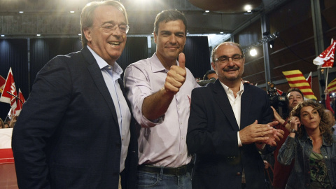 El secretario general del PSOE, Pedro Sánchez, junto los candidatos socialistas a la presidencia de Aragón, Javier Lambán, y a la alcaldía de Zaragoza, Carlos Pérez Anadón, durante el acto central de campaña de los socialistas aragoneses. E