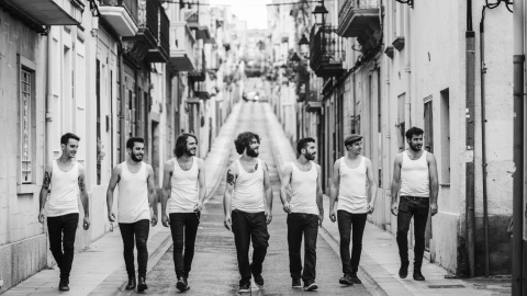 La Maravillosa Orquesta del Alcohol estrena su tercer álbum de estudio, 'Salvavida (de las balas perdidas)'.