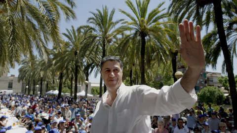 El alcalde y candidato del PPC en Badalona, Xavier García Albiol, saluda a los asistentes a la butifarrada popular organizada por su formación. EFE/Alberto Estévez